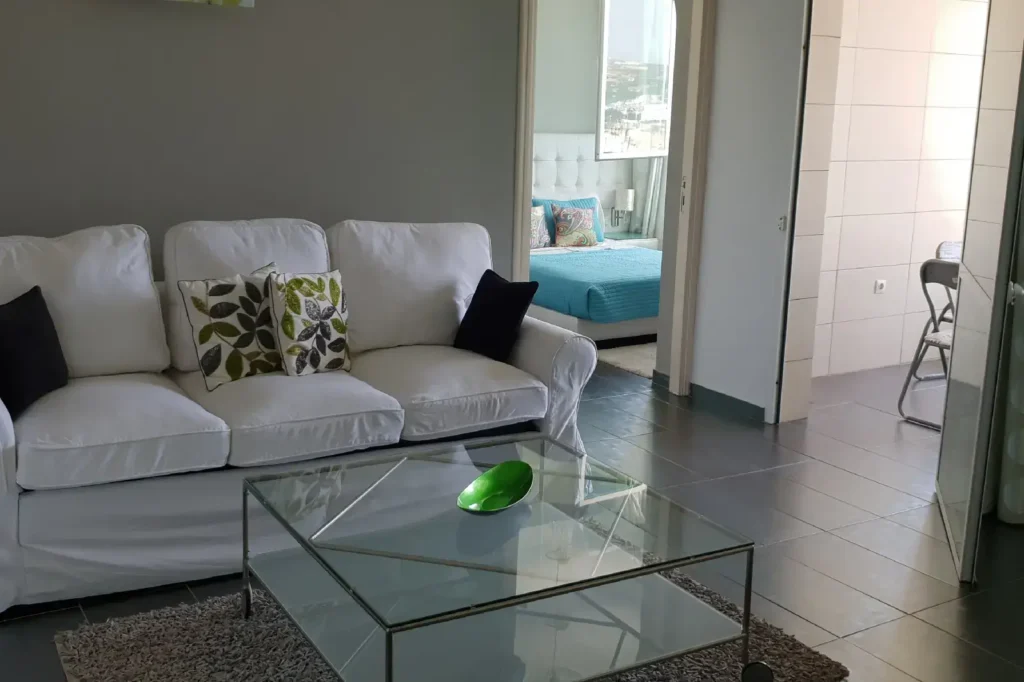 Appartement-tanger-malabata-1-chambre-2salons-Piscine-mer-SalonConvertible-3places
