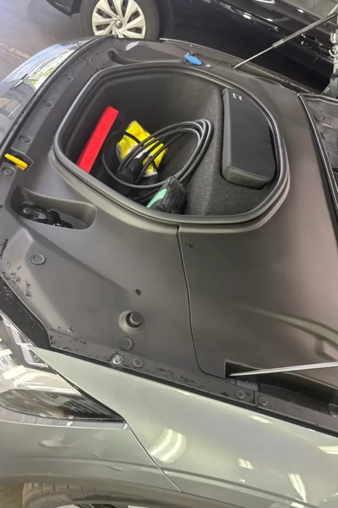 Essai Polestar 2 dual moteur 2025-coffre-avant-cablages-outils