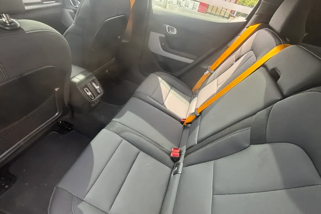 Essai Polestar 2 dual moteur 2025-siège arrière avec ceinture orange pour la version dual moteur