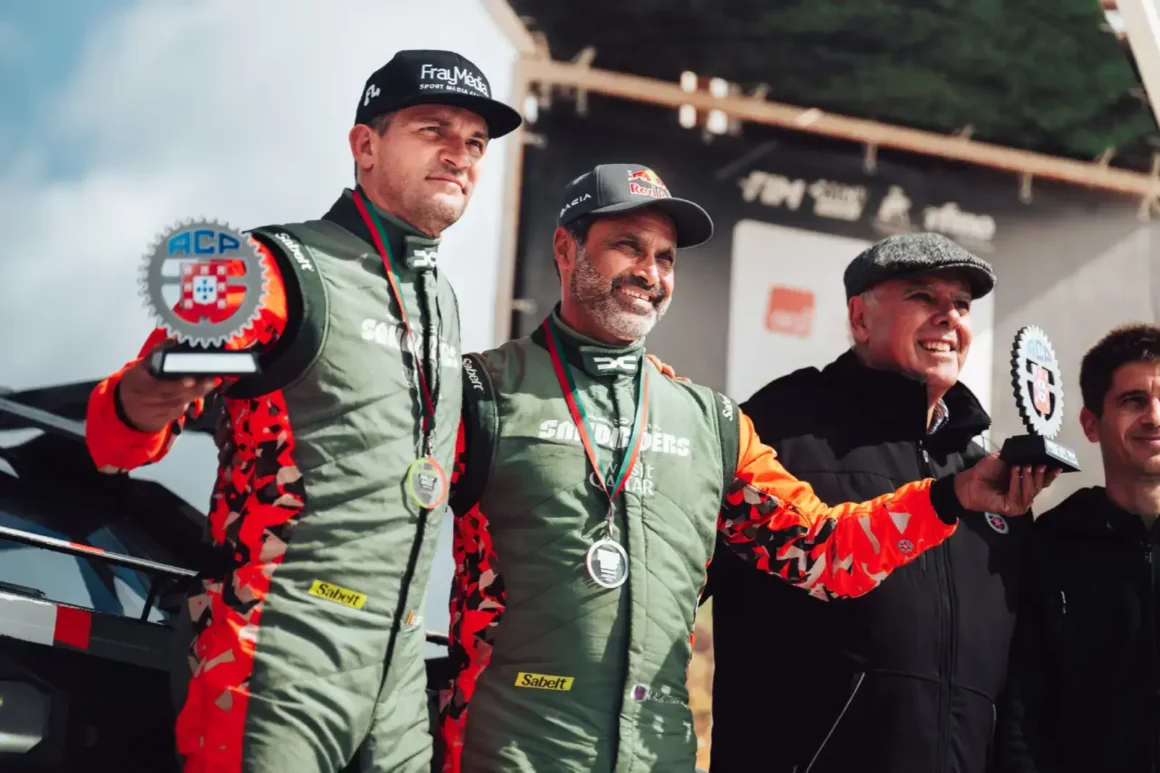 Championnat W2RC 2025-Loeb-Al_Attiyah-Gutiérrez -Dacia Sandriders au Portugal-homme médaille-closup-coupe