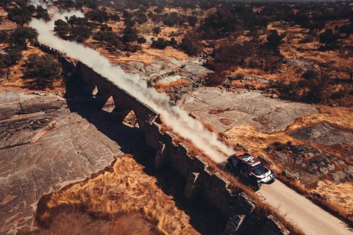 Championnat W2RC 2025-Loeb-Al_Attiyah-Gutiérrez -Dacia Sandriders au Portugal-vue-drone-4x4-pont-Dessert-vitesse