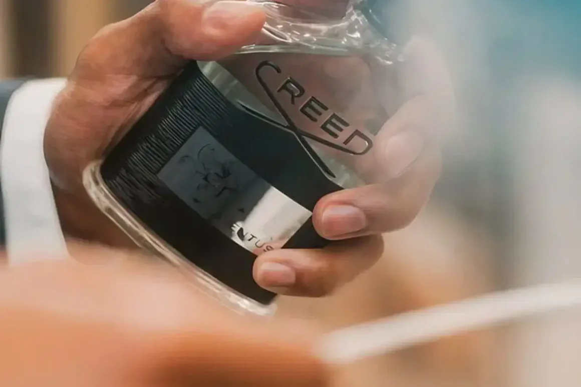 Creed Aventus Eau de Parfum - 100 ml (3.3 oz) - Adorn By Destiny-main qui teste sur une lamette