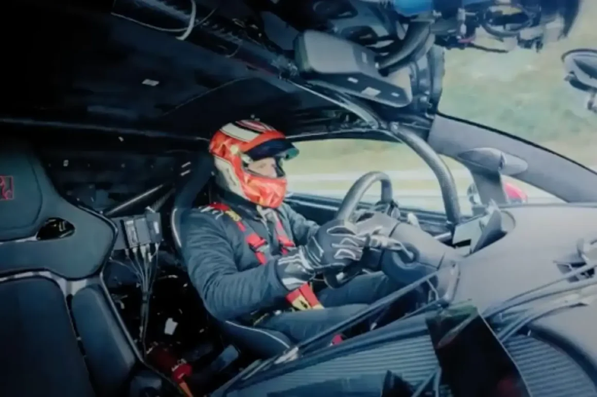 Yangwang U9 Extreme de BYD-habitacle avant avec le conducteur-vue depuis la vitre passagé