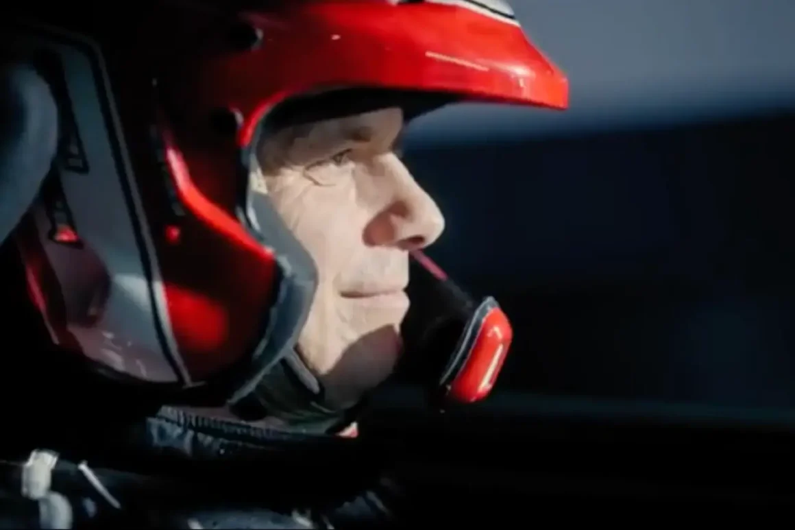Yangwang U9 Extreme de BYD-visage de l'expert qui souri avec son casque dans la voiture