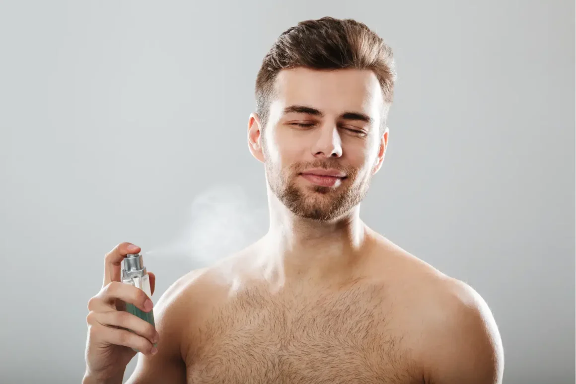 meilleures marques parfums homme-guide-expert-free-photo-Homme torse nu qui se parfum