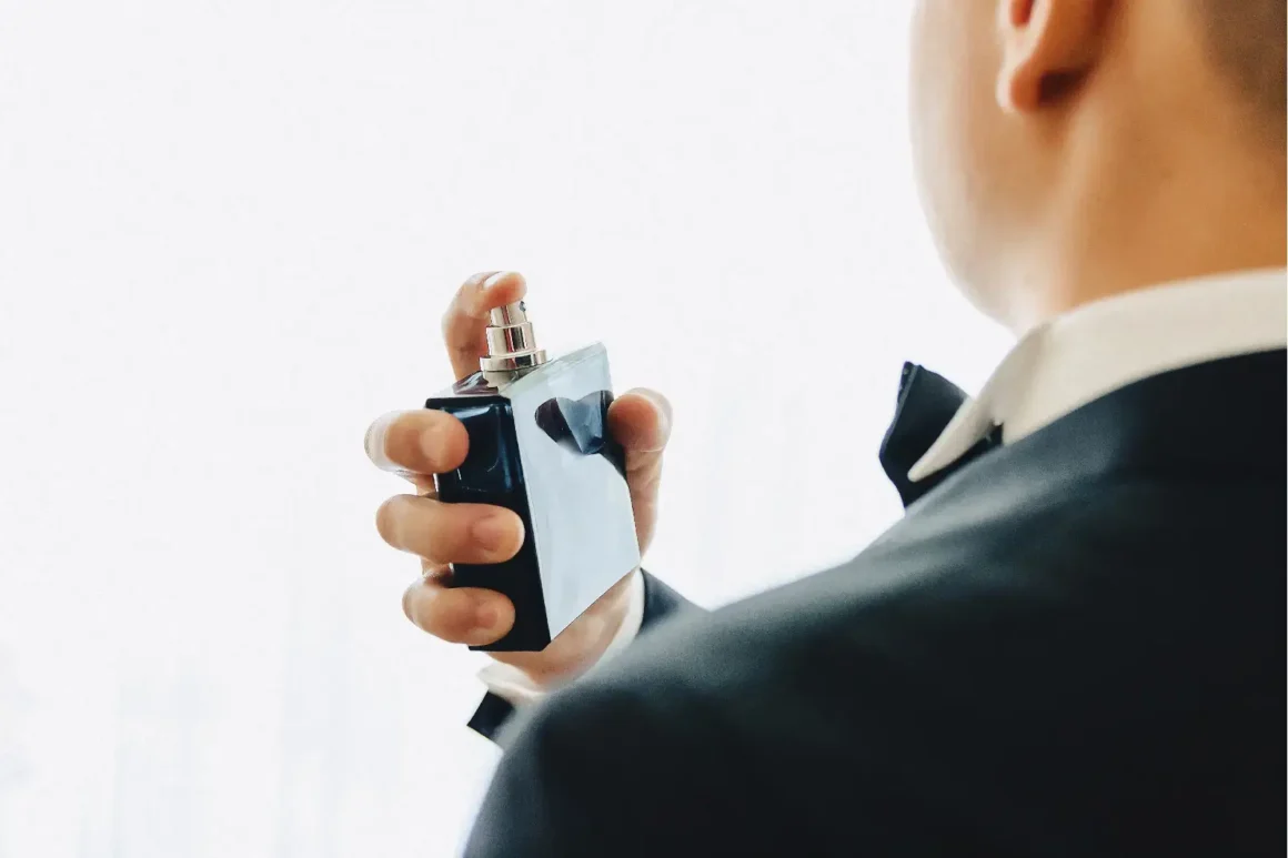 meilleures marques parfums homme-guide-expert-olfactif - décrypter les familles pour mieux choisir - groom-meeting-details-jacket-shoes-watches-buttons-wedding-day