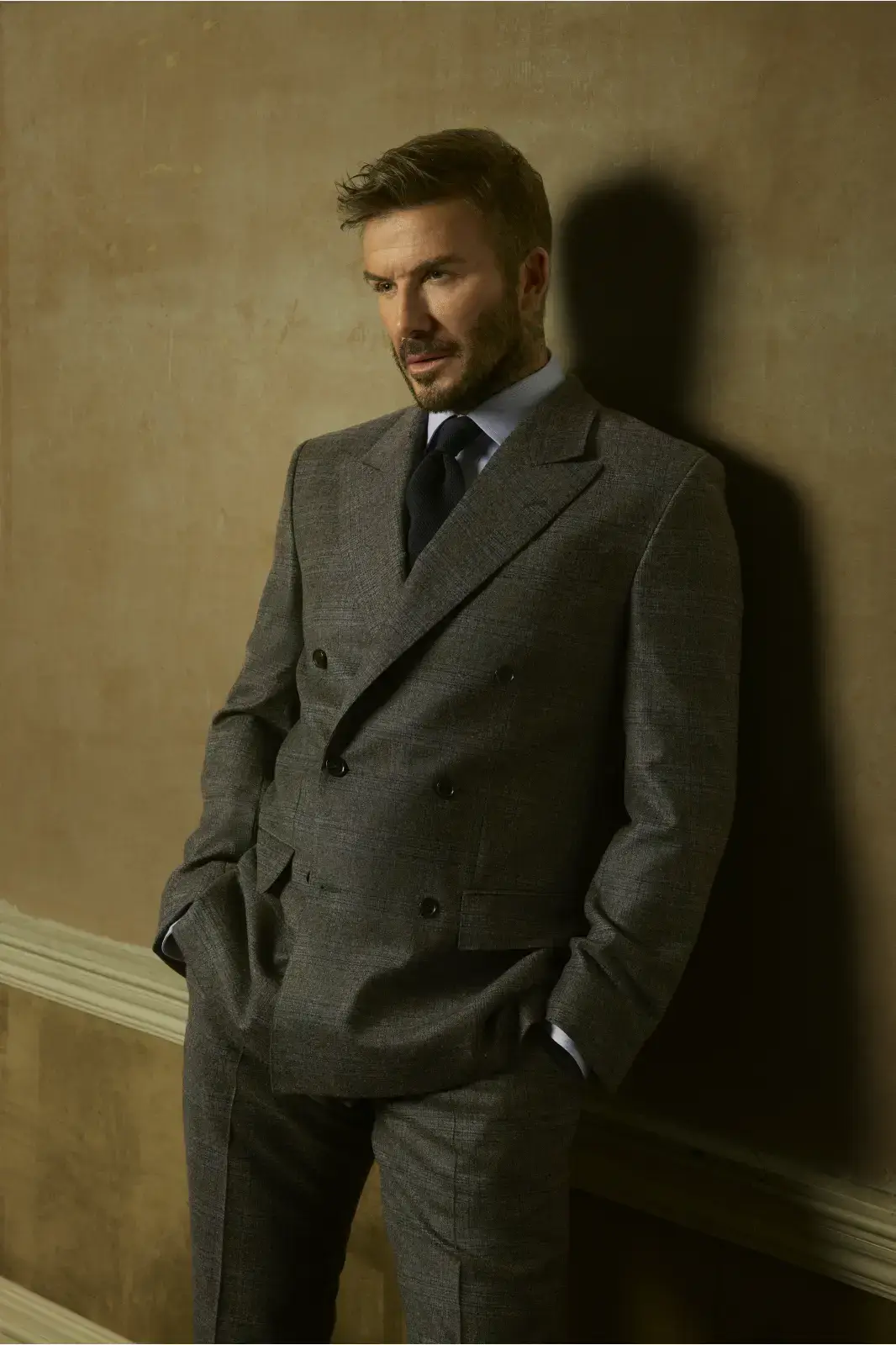 meilleures vestes homme mi-saison habillé-Hugo-Boss-David-Beckham-barbe-soigné-homme-costume-croisé-gris-chemise-bleu-ciel-cravate-noir