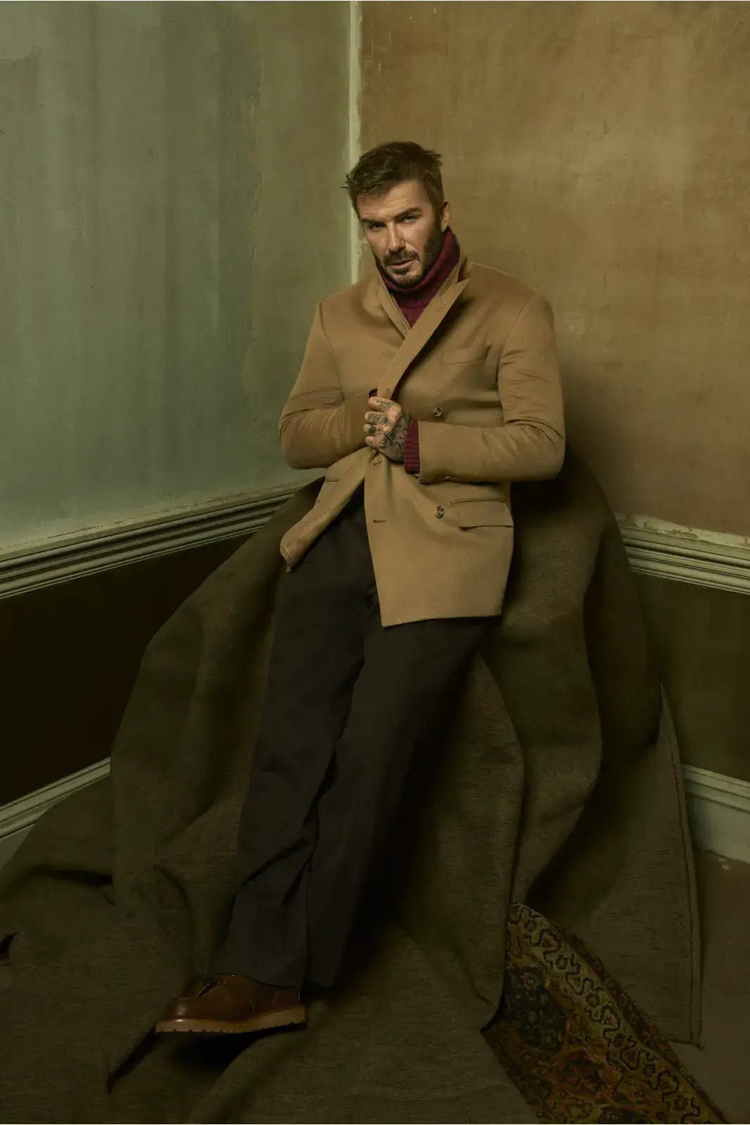 meilleures vestes homme mi-saison habillé-Hugo-Boss-David-Beckham-barbe-soigné-homme-veste-longue-beige-pull-col-roulé-bordeau-pantalon-marron-foncé-mocassin-cuir-brun