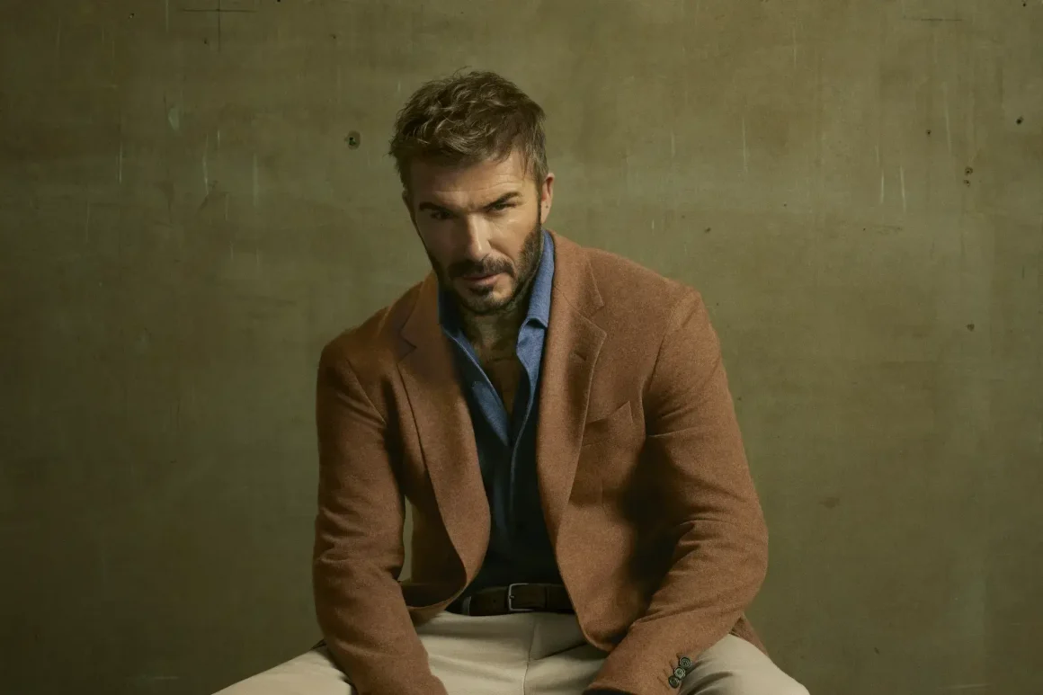meilleures vestes homme mi-saison habillé-Hugo-Boss-David-Beckham-veste-beige-hugo-Boss-Chemise-bleu-pantalon-beige-coupe-barbe-soigné-homme
