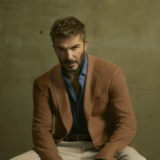 meilleures vestes homme mi-saison habillé-Hugo-Boss-David-Beckham-veste-beige-hugo-Boss-Chemise-bleu-pantalon-beige-coupe-barbe-soigné-homme