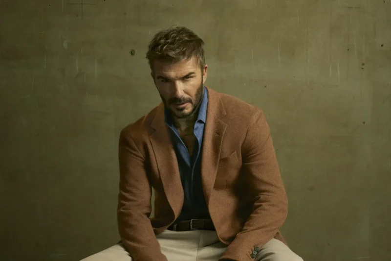 meilleures vestes homme mi-saison habillé-Hugo-Boss-David-Beckham-veste-beige-hugo-Boss-Chemise-bleu-pantalon-beige-coupe-barbe-soigné-homme