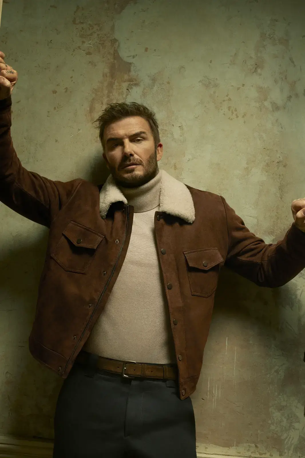 meilleures vestes homme mi-saison habillé-blouson-mi-saison-col-mouton-retourné-marron-pull-col-roulé-jean-bleu-ceinture-marron