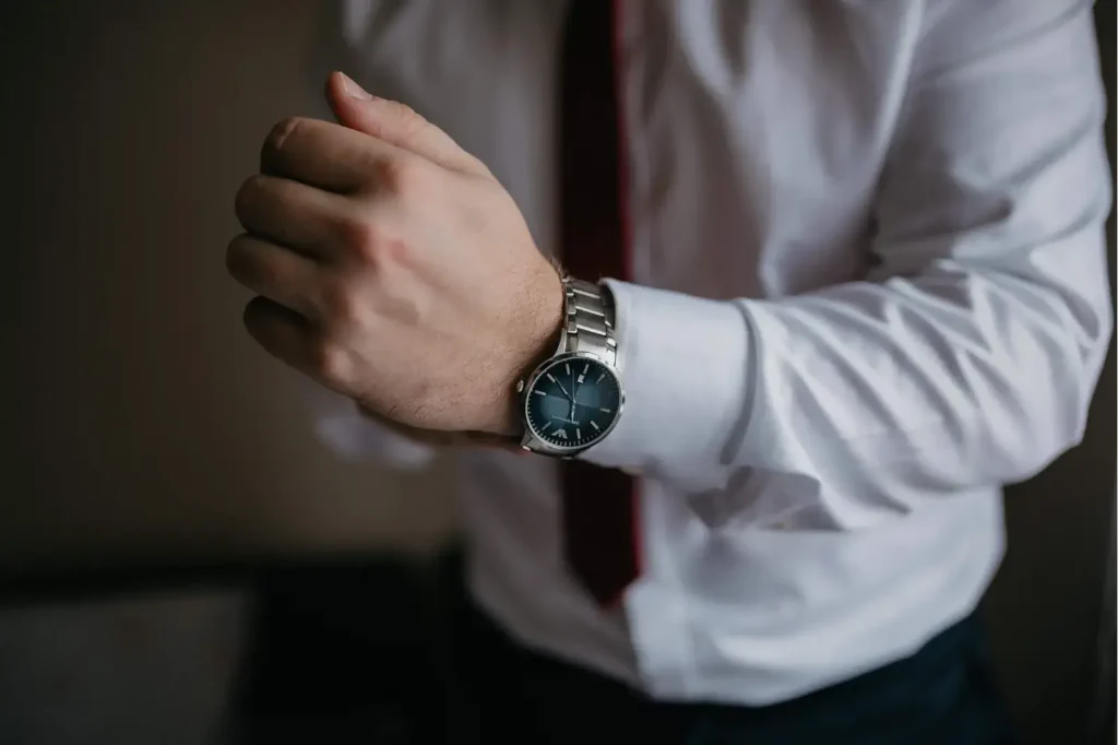 montre rétro homme-Metal, montre à bracelet, homme d'affaires, costume, bras, costume de smoking-pixnio