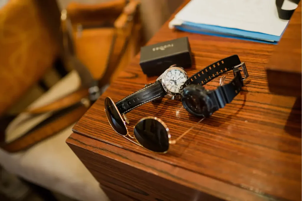 montre rétro homme- mode, horloge analogique, luxe, lunettes de soleil, Bureau, Bureau, bois, unité