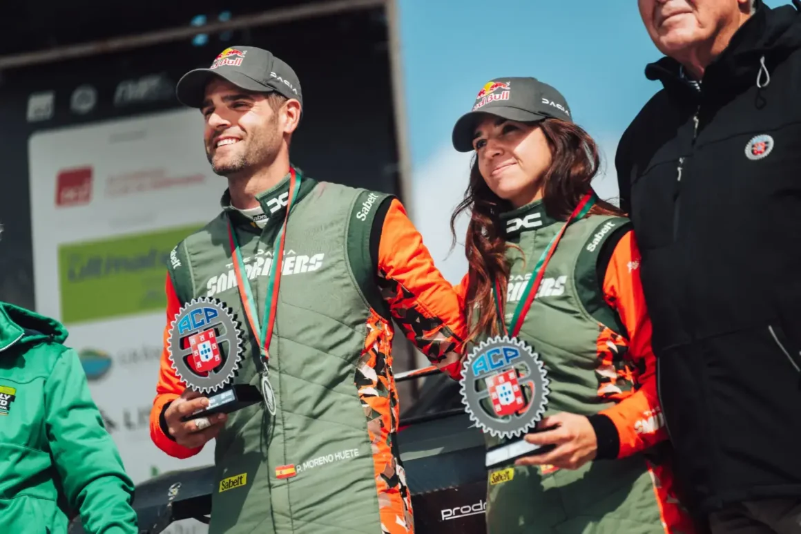 Championnat W2RC 2025-Loeb-Al_Attiyah-Gutiérrez -Dacia Sandriders au Portugal-Champion-homme-femme-champion