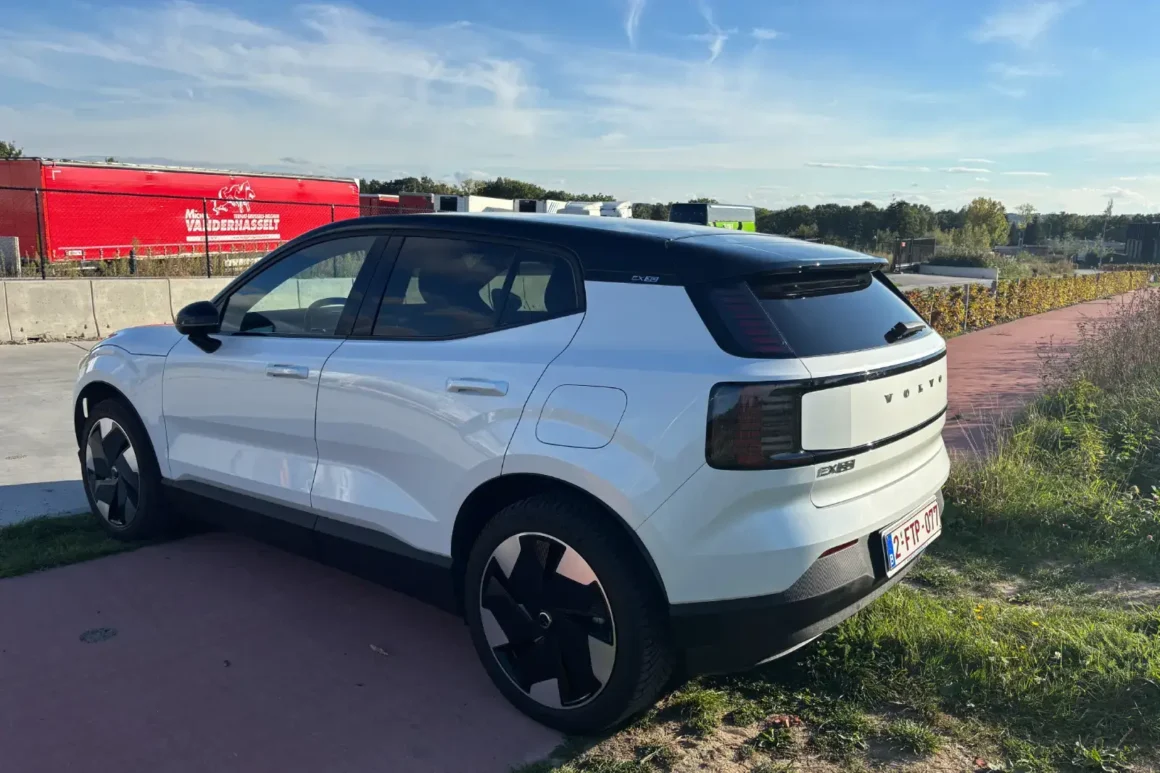 Essai Volvo EX30Plus2025électrique-Single Motor Extended Range—Crédit Photo Halhoule Mohamed-Blanche-Vue-3-4-Arrière