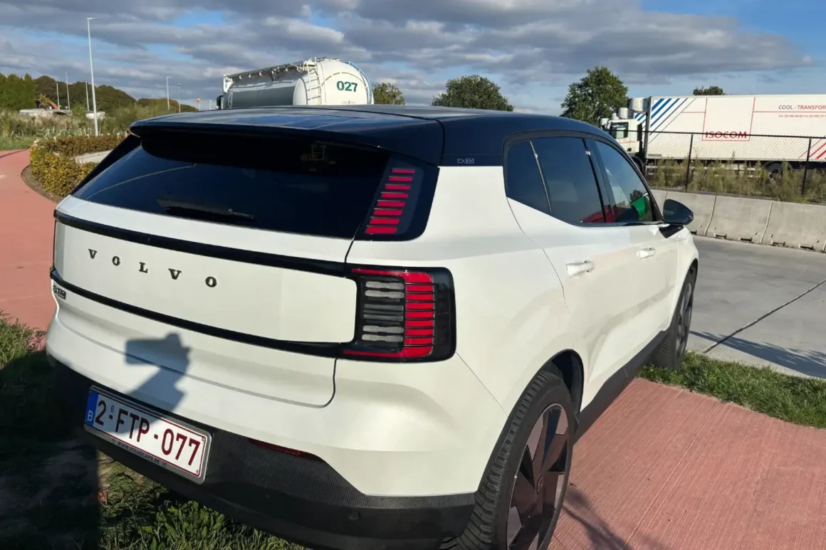 Essai Volvo EX30Plus2025électrique-Single Motor Extended Range—Crédit Photo Halhoule Mohamed-Blanche-Vue-3-4-Arrière-coté-passagé