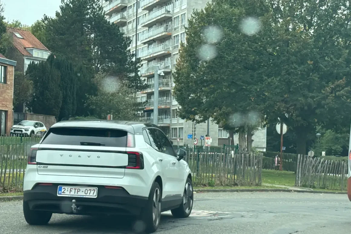 Essai Volvo EX30Plus2025électrique-Single Motor Extended Range—Crédit Photo Halhoule Mohamed-Blanche-Vue-3-4-ville