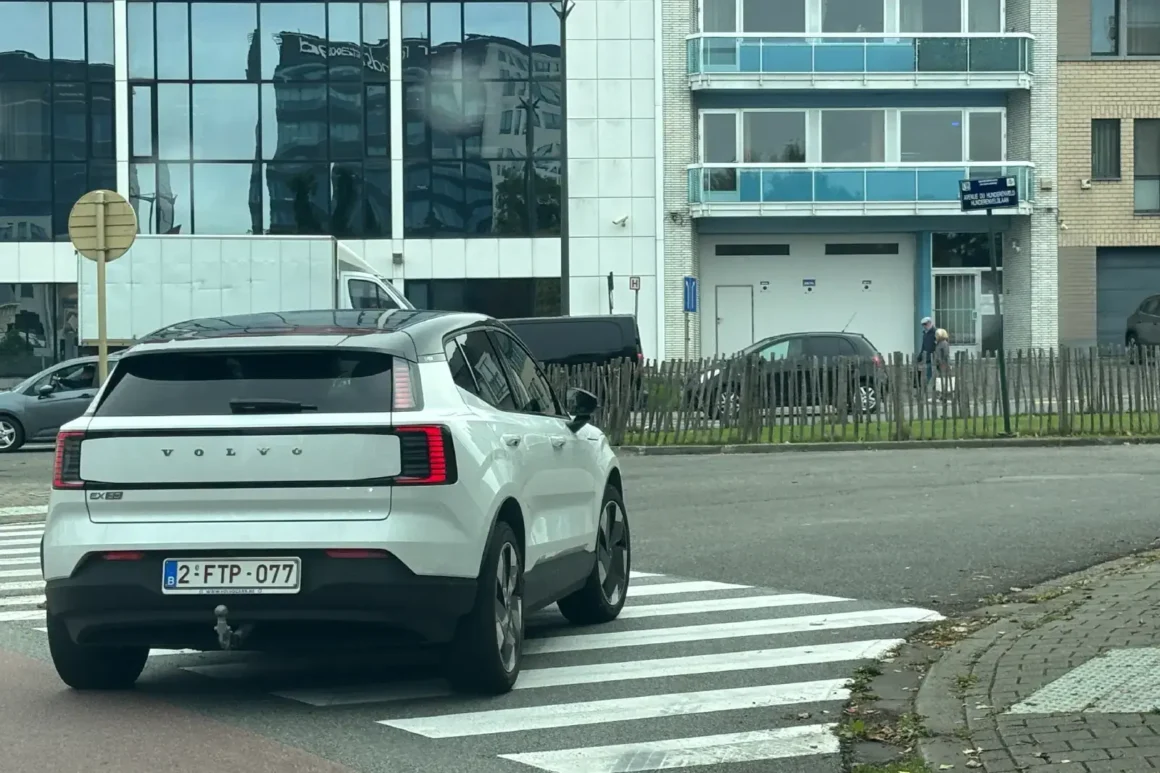 Essai Volvo EX30Plus2025électrique-Single Motor Extended Range—Crédit Photo Halhoule Mohamed-Blanche-Vue-arrière-3-4-sur route-ville