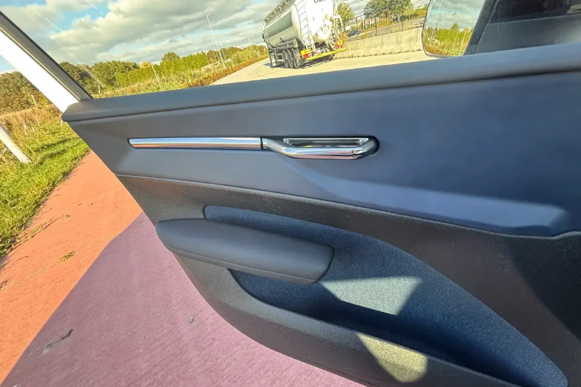 Essai Volvo EX30Plus2025électrique-Single Motor Extended Range—Crédit Photo Halhoule Mohamed-Blanche-Vue-clenche-vintage-rétro-inox