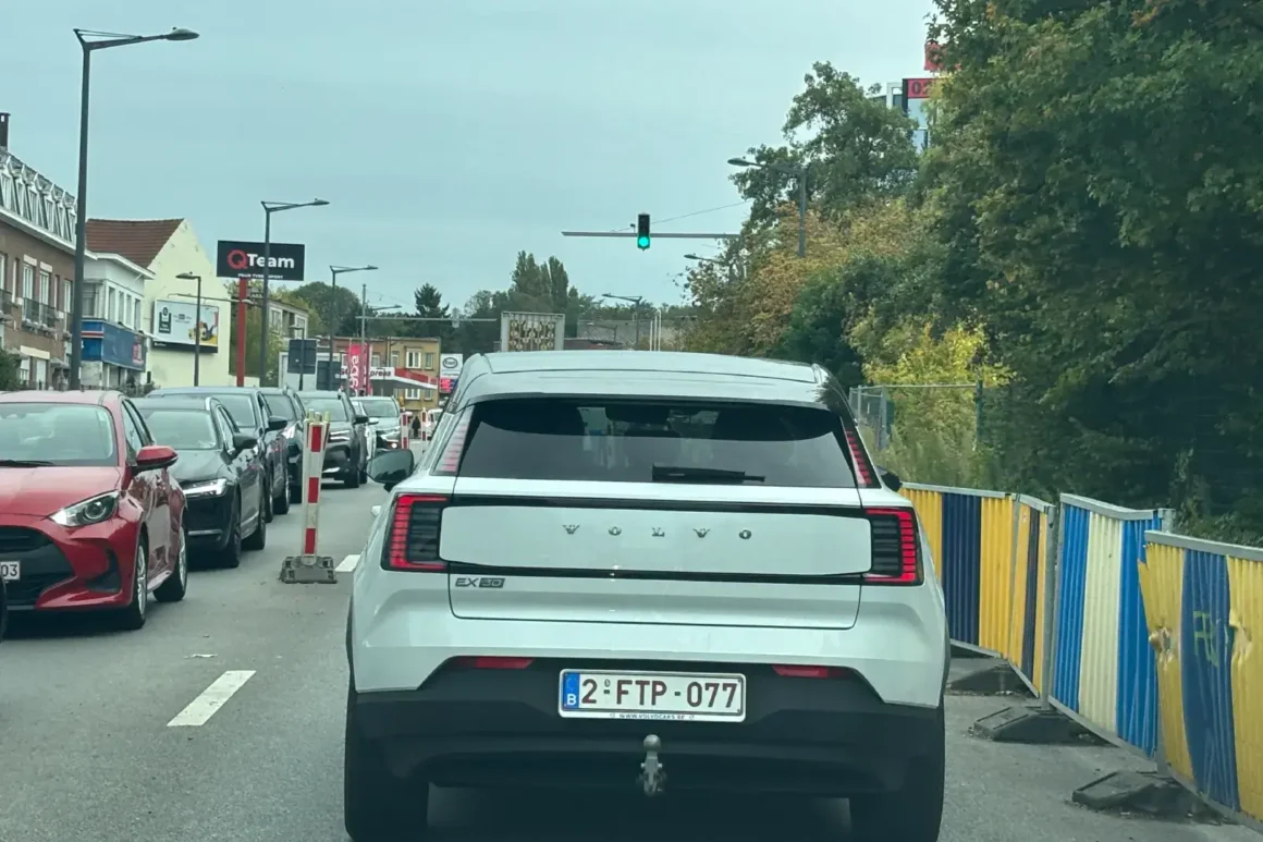 Essai Volvo EX30Plus2025électrique-Single Motor Extended Range—Crédit Photo Halhoule Mohamed-Blanche-Vue-face-arrière-sur-route-ville