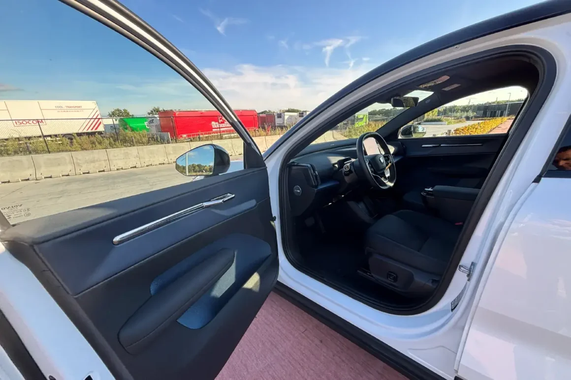 Essai Volvo EX30Plus2025électrique-Single Motor Extended Range—Crédit Photo Halhoule Mohamed-Blanche-Vue-ouverture-porte-conducteur-clenche-vintage