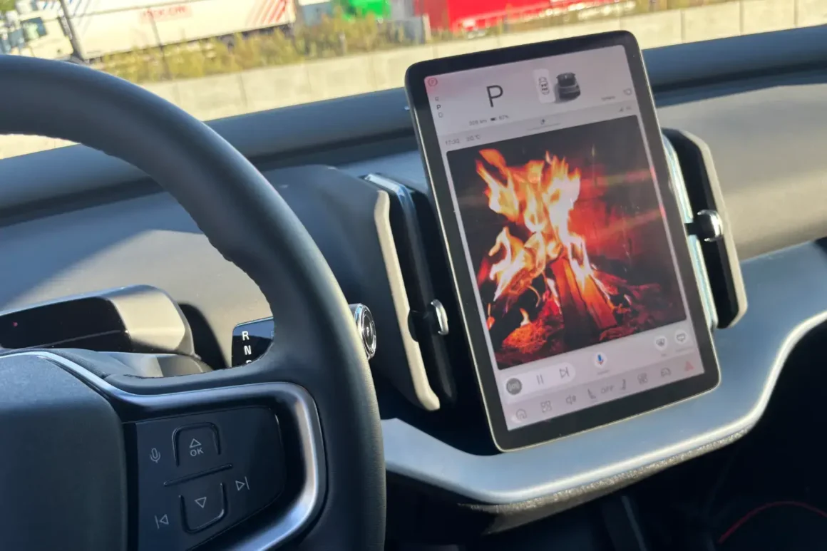 Essai Volvo EX30Plus2025électrique-Single Motor Extended Range—Crédit Photo Halhoule Mohamed-Blanche-Vue-tablette-avec-feu-ouvert