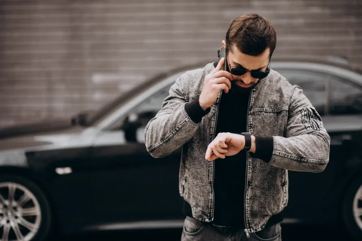 Montre sport-chic homme occasion neuve avis comparaison-Montre sport-chic homme occasion neuve avis comparaison-bel-homme-posant-devant-la-voiture-dans-la-rue-Freepik