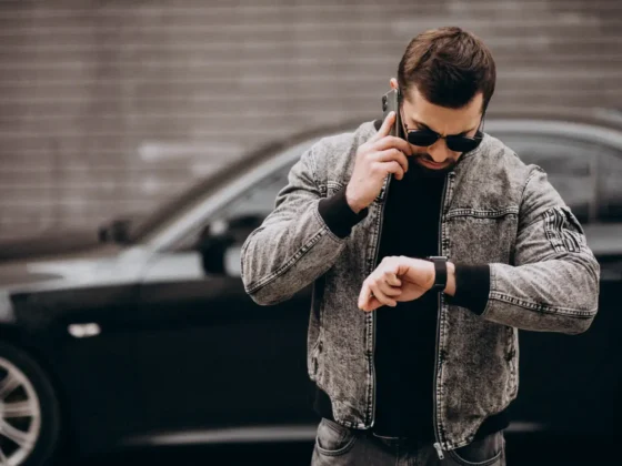Montre sport-chic homme occasion neuve avis comparaison-Montre sport-chic homme occasion neuve avis comparaison-bel-homme-posant-devant-la-voiture-dans-la-rue-Freepik