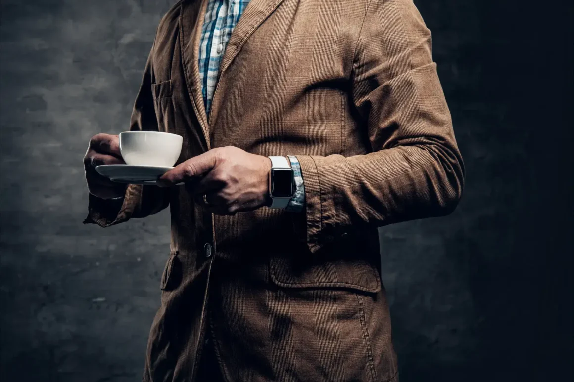 Montre sport-chic homme occasion neuve avis comparaison-image-en-gros-plan-d-un-homme-barbu-roux-tenant-une-tasse-de-cafe-sur-fond-gris-Freepik