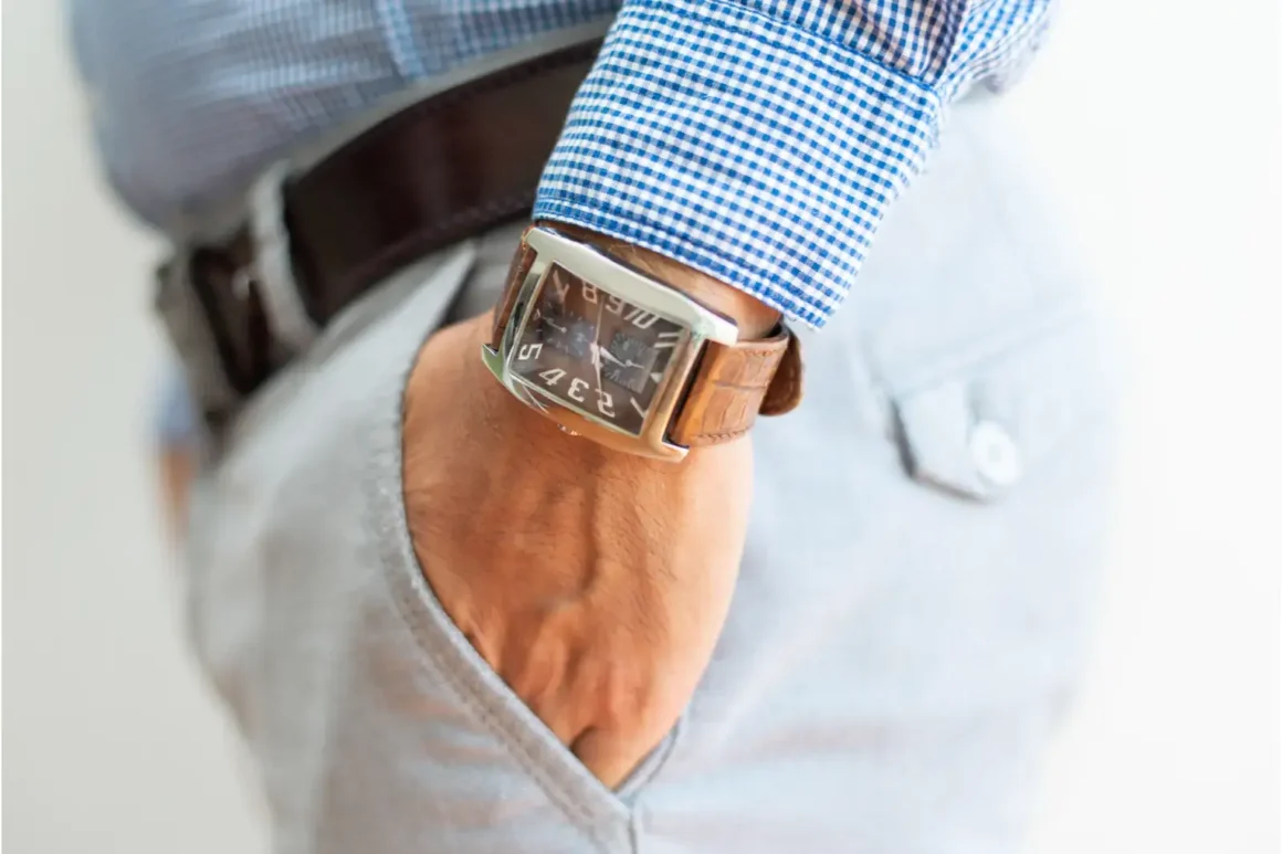 Montre sport-chic homme occasion neuve avis comparaison-image-en-gros-plan-d-un-homme-barbu-roux-tenant-une-tasse-de-cafe-sur-fond-gris-Freepikcloseup-de-homme-affaires-garder-main-dans-poche-pantalon