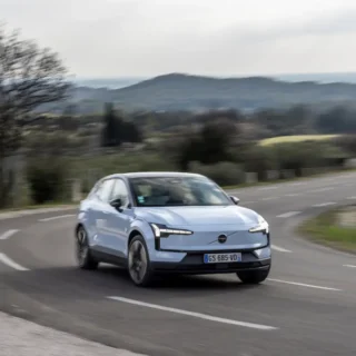 Volvo_EX30_-_Exterieur_-_Essais_nationaux-face-en-virage