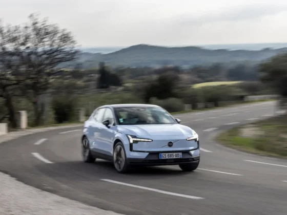 Volvo_EX30_-_Exterieur_-_Essais_nationaux-face-en-virage