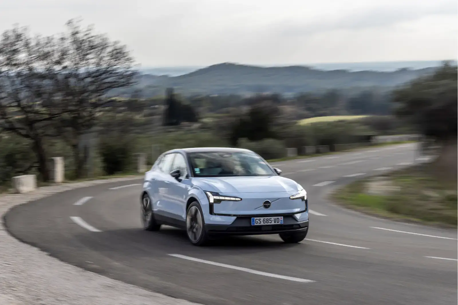 Volvo_EX30_-_Exterieur_-_Essais_nationaux-face-en-virage
