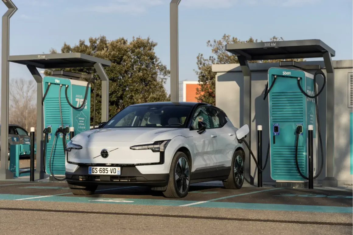 Volvo_EX30_-_Exterieur_-_Essais_nationaux_recharge-station