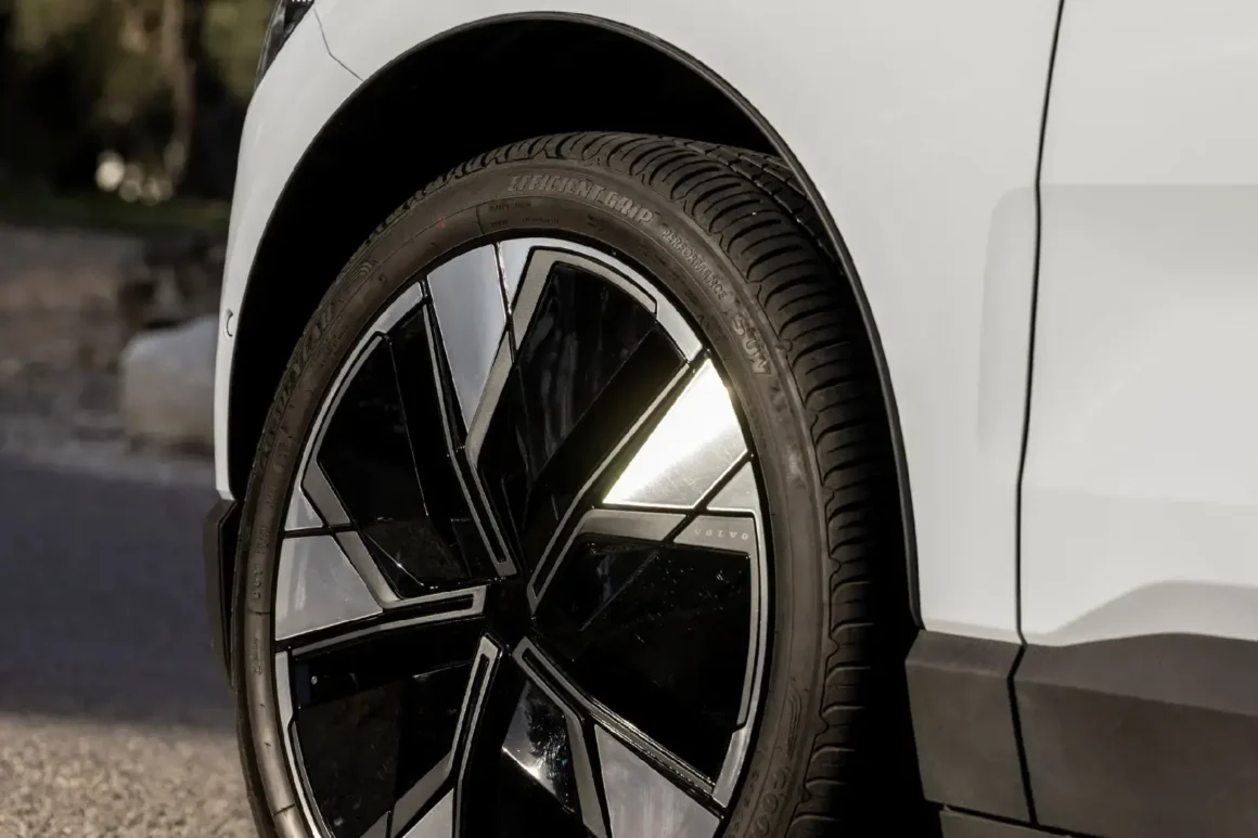 Volvo_EX30_-_Exterieur_-_Essais_nationaux_roue