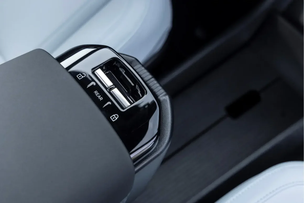 Volvo_EX30_-_Int_rieur_-_Essais_nationaux-commande-central-fenêtre-porte