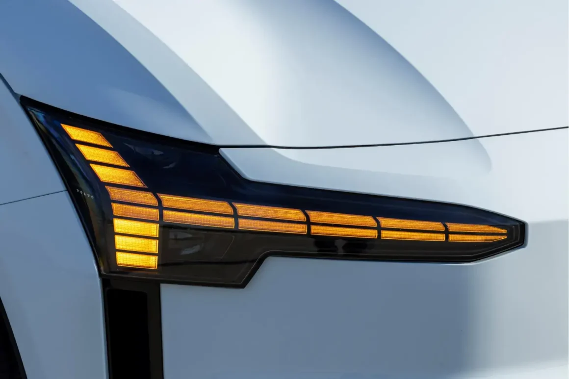 Volvo_EX30_Cloud_Blue_Exterior-led-face-avant