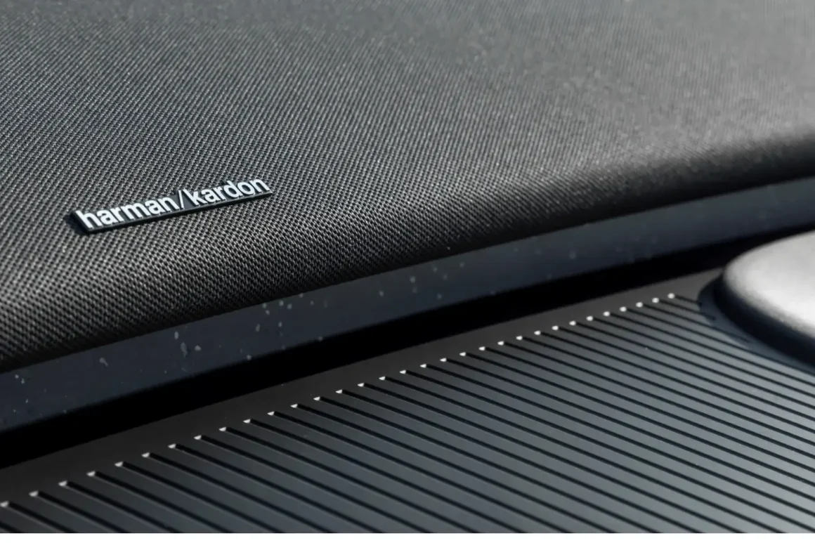 Volvo_EX30_Cloud_Blue_Interieur-audio-harman-kardon