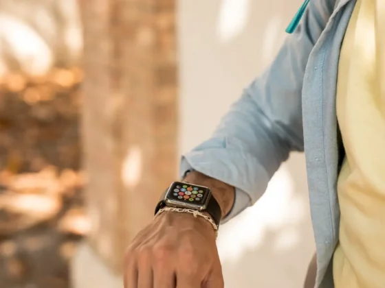 gros-plan-d-un-homme-verifiant-sa-smartwatch