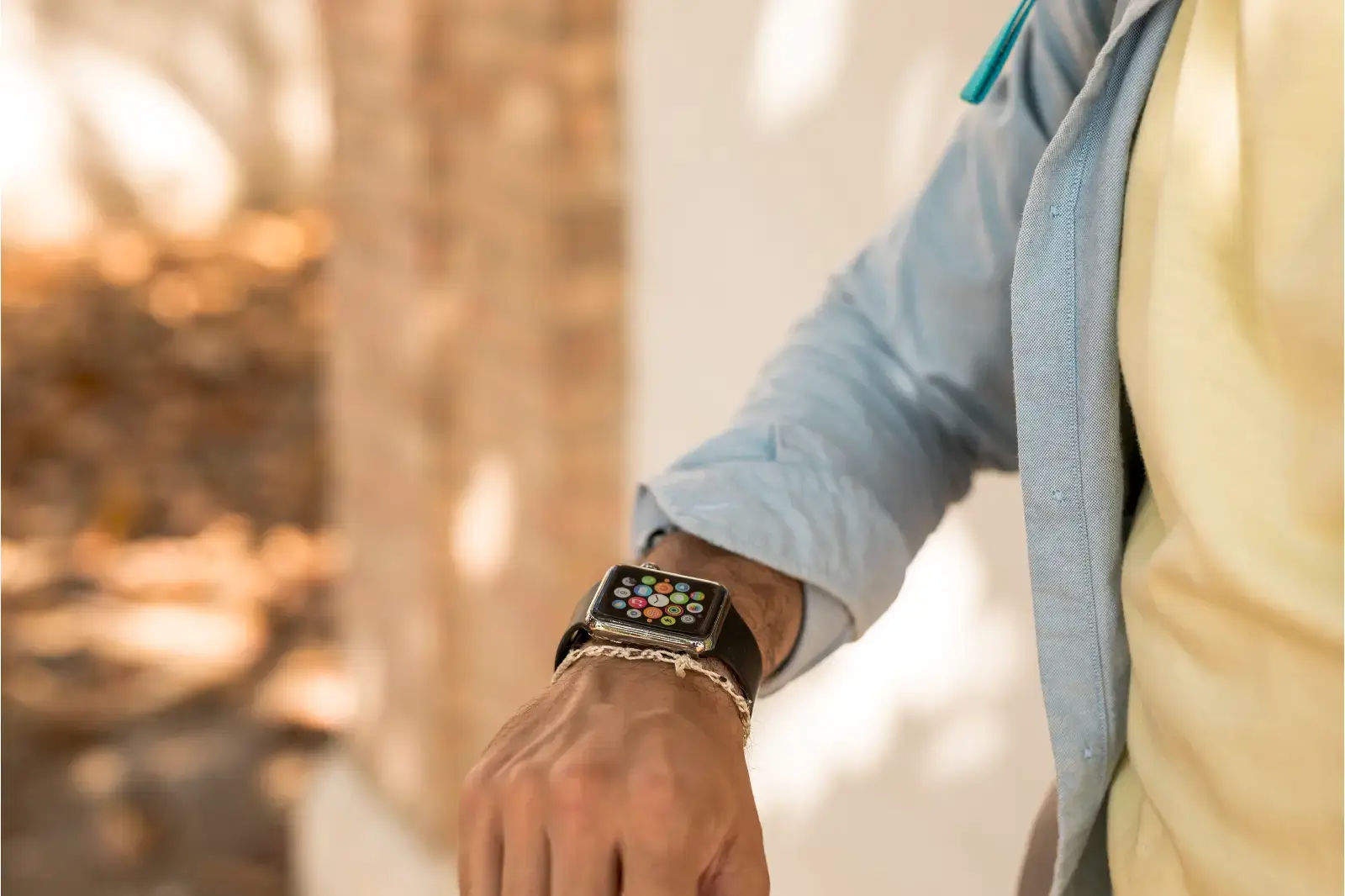gros-plan-d-un-homme-verifiant-sa-smartwatch