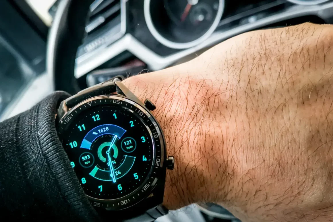 montre-noire-moderne-au-poignet-d-un-homme-assis-dans-une-voiture