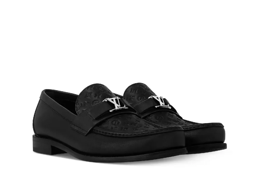 Louis Vuitton chaussures noir avec boucle dorée LV