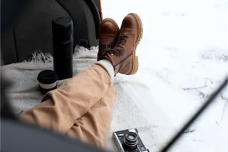 Meilleures-marques-bottes-homme-gros-plan-sur-l-heure-d-hiver-du-concept-de-roadtrip
