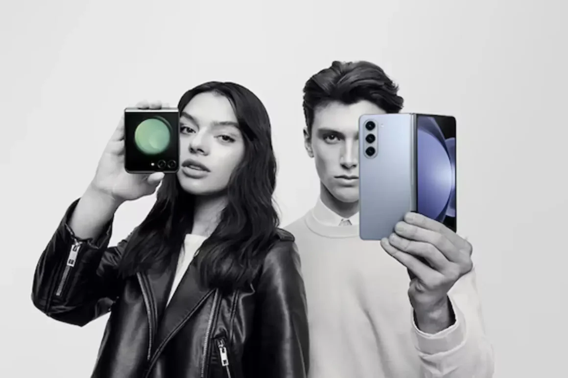 Tesla telephone-Samsung Lifestyle-homme-femme-tient-un-smartphone