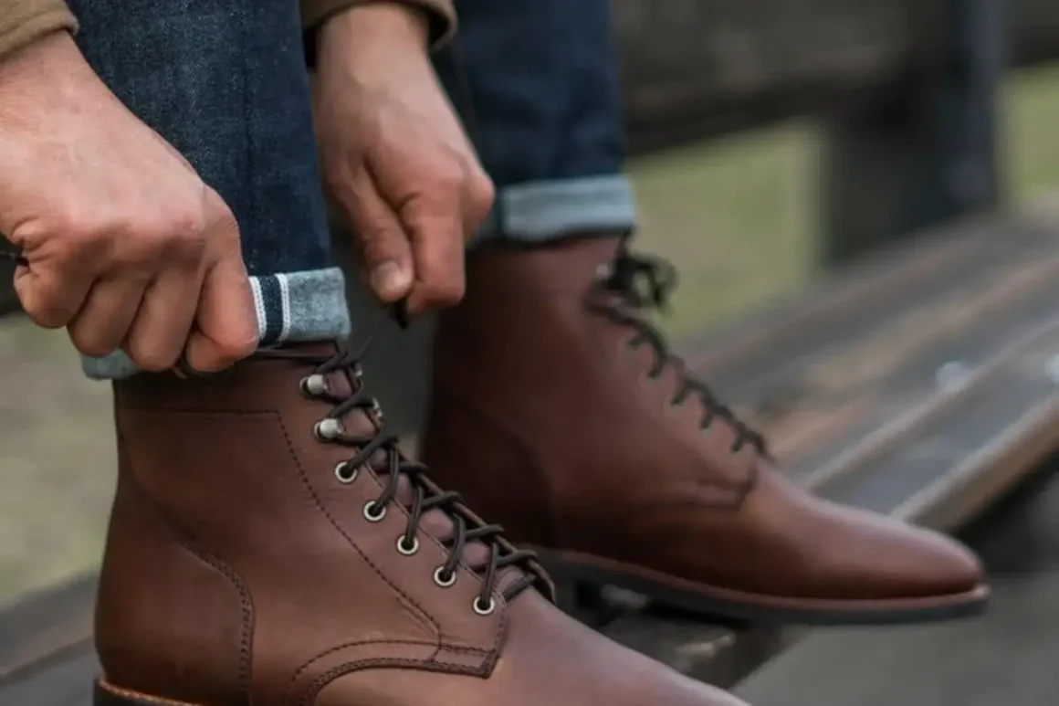 Thursday Boot Co - un homme qui fait ses lacet avec une chaussure Thursday Boot Co
