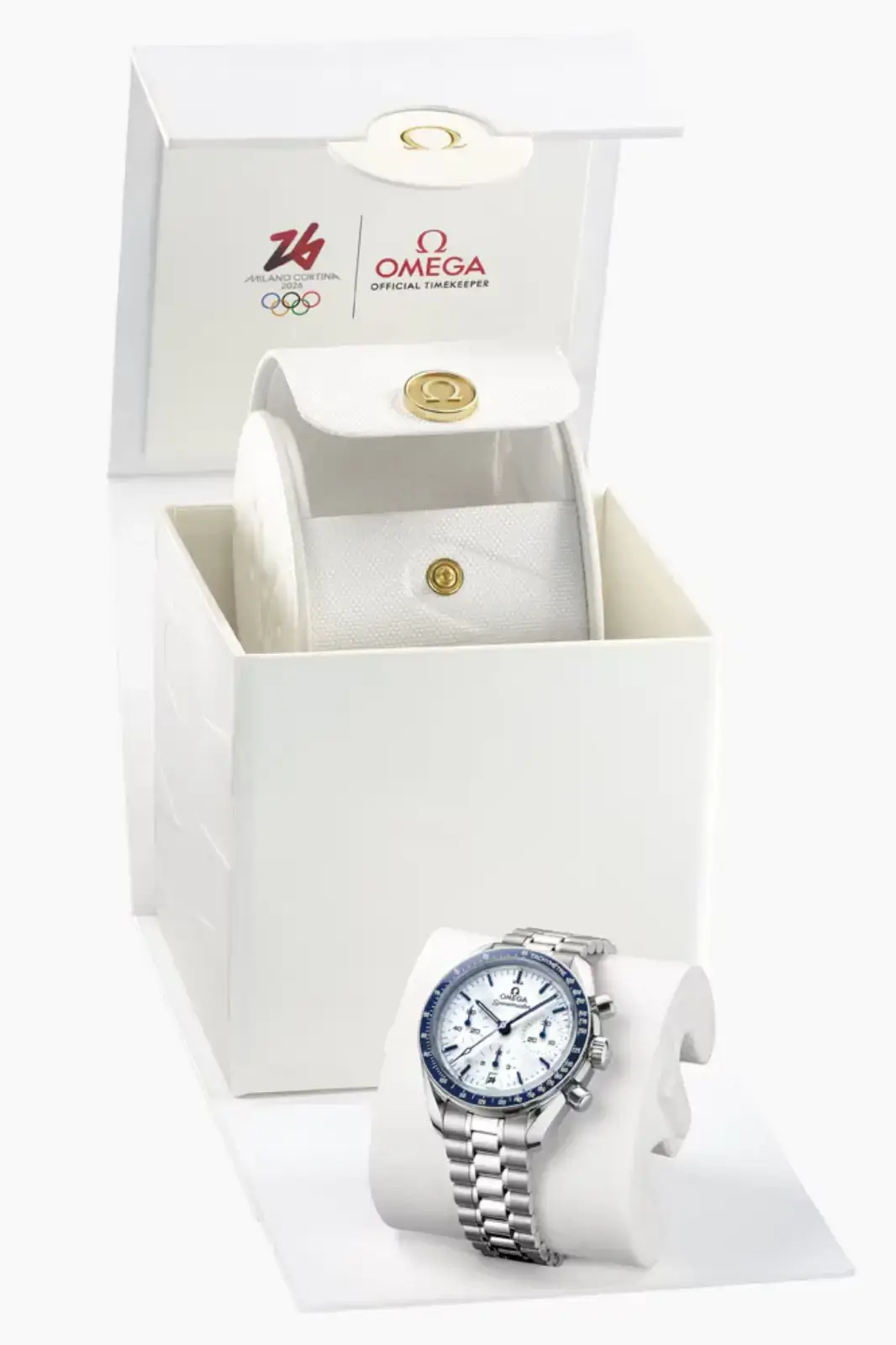 Omega lance une nouvelle Speedmaster 38 mm JO Milan-Cortina 2026-close-up.Coffret-jeux-olympic-blanc-full