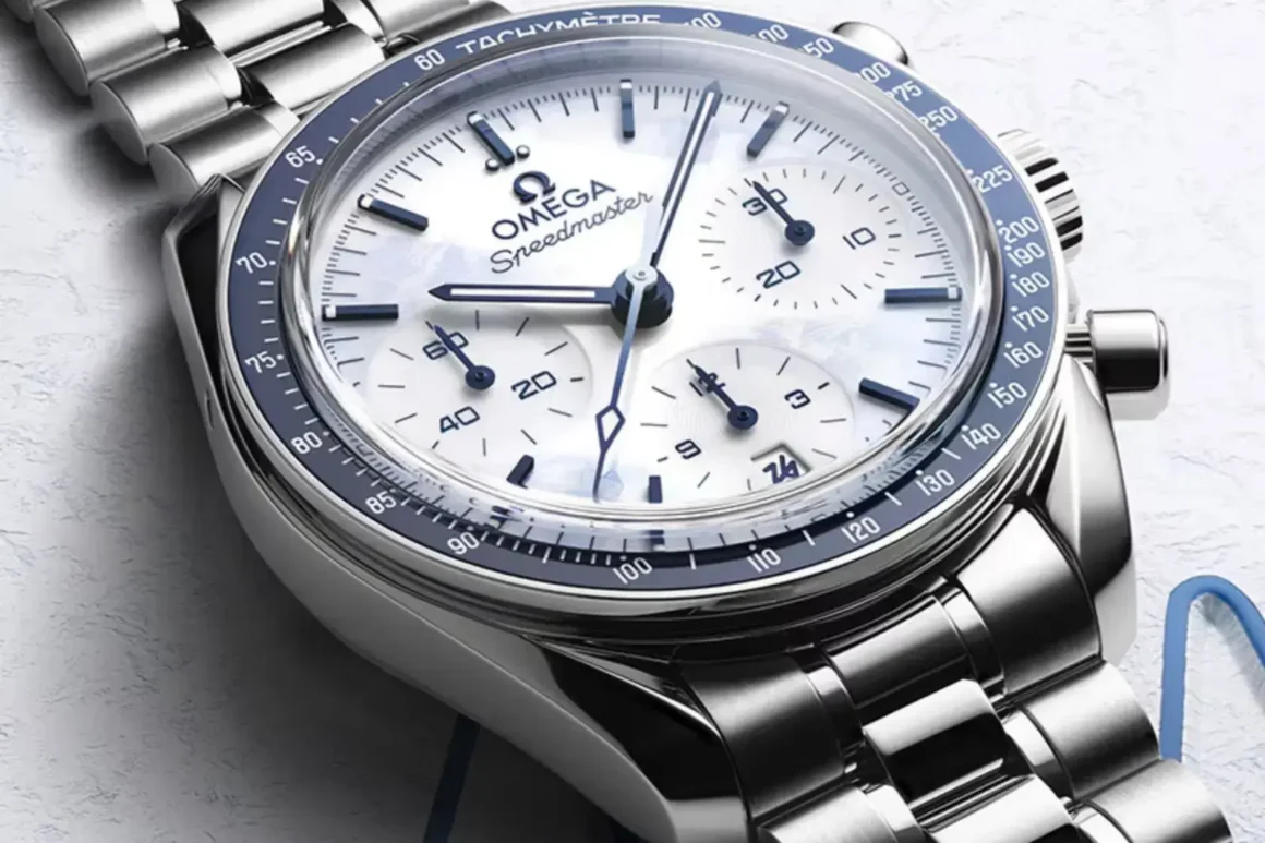 Omega lance une nouvelle Speedmaster 38 mm JO Milan-Cortina 2026-close-up.Coffret-jeux-olympic-montre-homme-argent-3-4