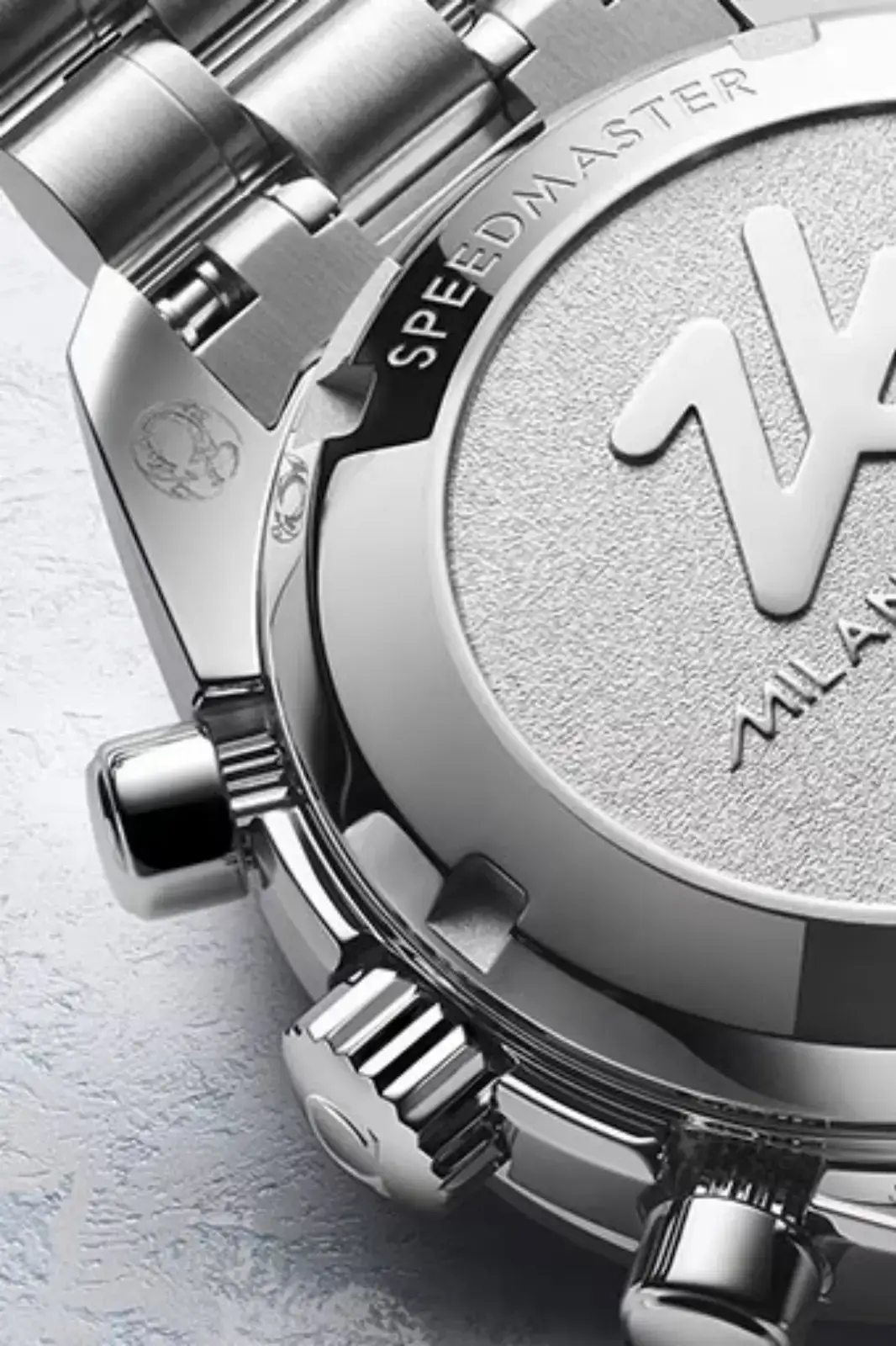 Omega lance une nouvelle Speedmaster 38 mm JO Milan-Cortina 2026-close-up.Coffret-jeux-olympic-montre-homme-argent-face-arrière-logo-JO