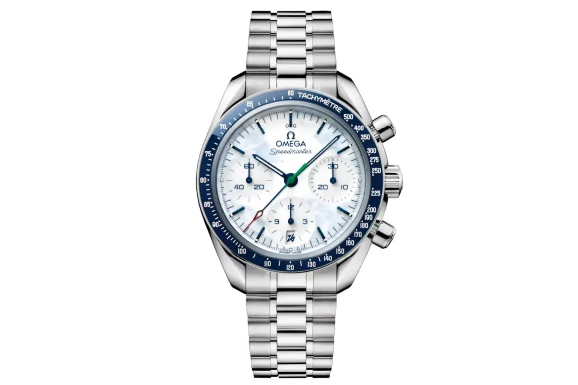 Omega lance une nouvelle Speedmaster 38 mm JO Milan-Cortina 2026-close-up.Coffret-jeux-olympic-montre-homme-argent-face complète-bracet-argent